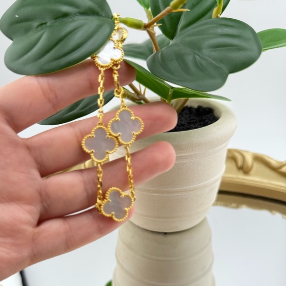 Lucky Alhambra Clover Bracelet – 18K Gold Plated with Logo - Picture 3 of 9